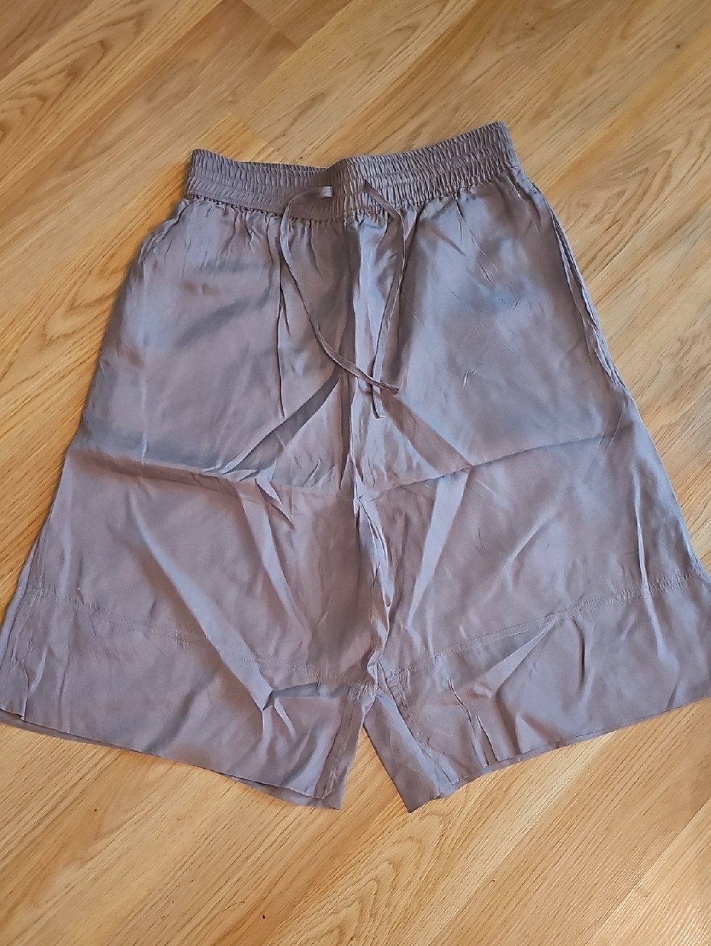 H&M Women's Silk Blend Bermuda  Shorts in Taupe. Size 4